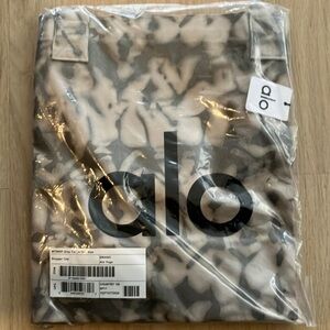 NWT Alo Yoga Iconic Large Tie Dye Tote